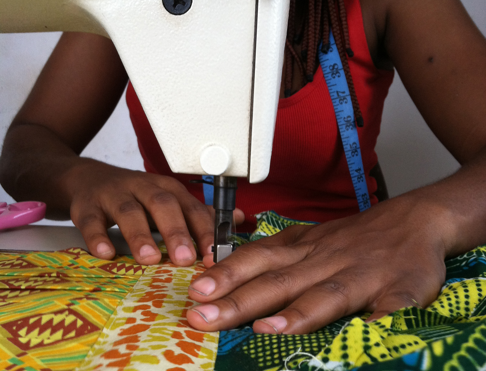 Un apprenti tailleur au Ghana utilisant une machine à coudre surjeteuse. © 2014 Morgan Hardy