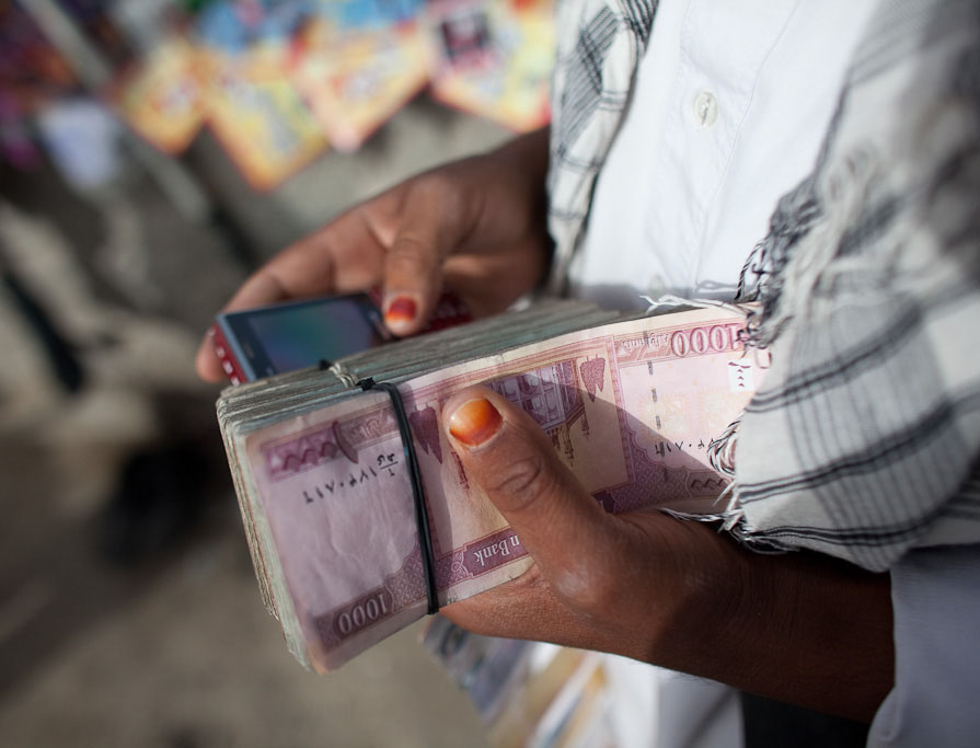 A person holding currency in Kabul, Afghanistan. © 2011 Jan Chipchase