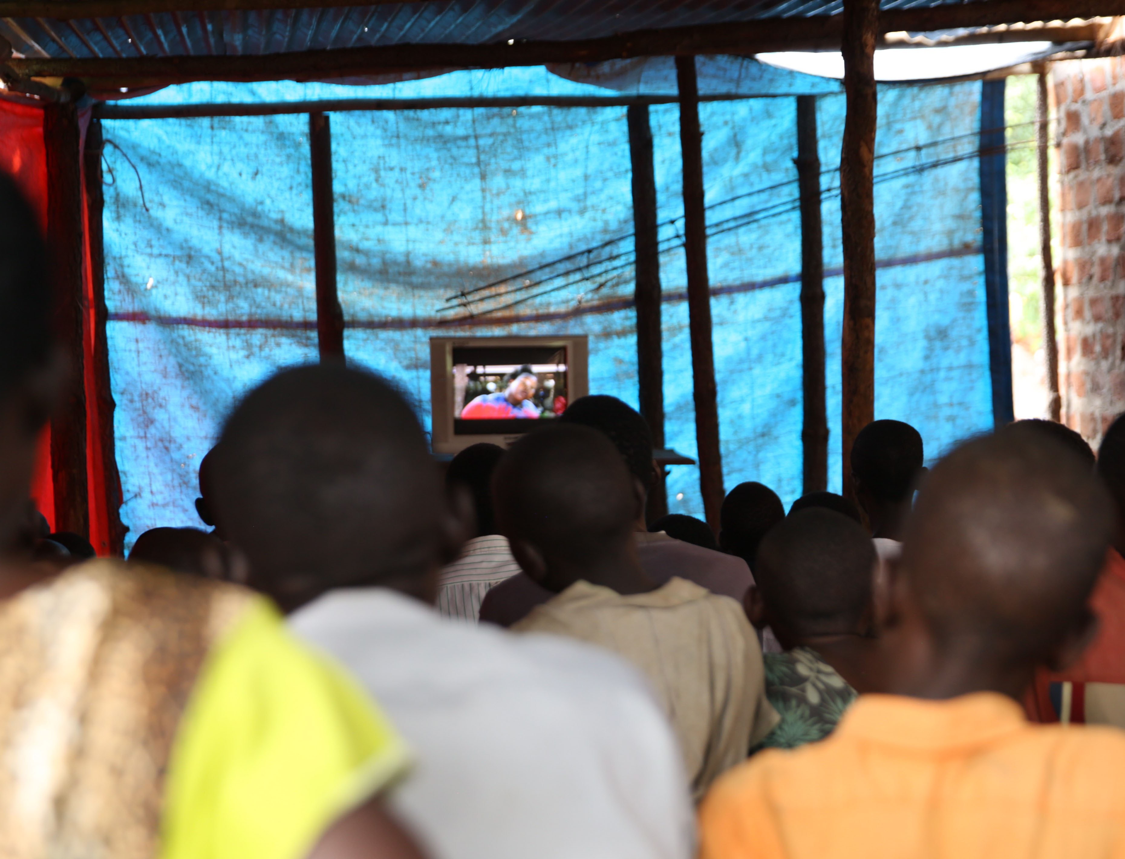 Une campagne vidéo de masse diffusée sur un écran de télévision en Ouganda. © 2018 IPA Ouganda