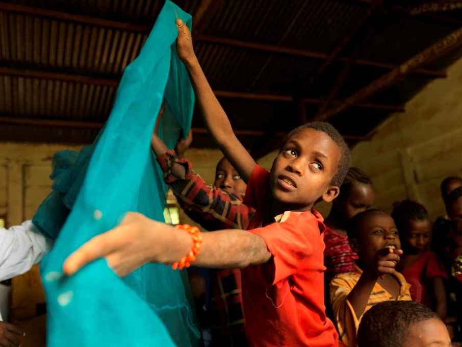 A los niños se les enseña sobre los beneficios de usar un mosquitero en la escuela primaria Himbecho en Etiopía (© Malaria Consortium / julio de 2023)