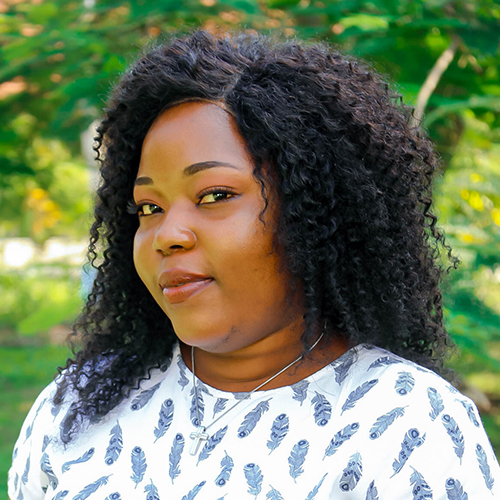Leticia headshot photo