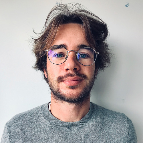 Foto de primer plano de Arthur Laroche