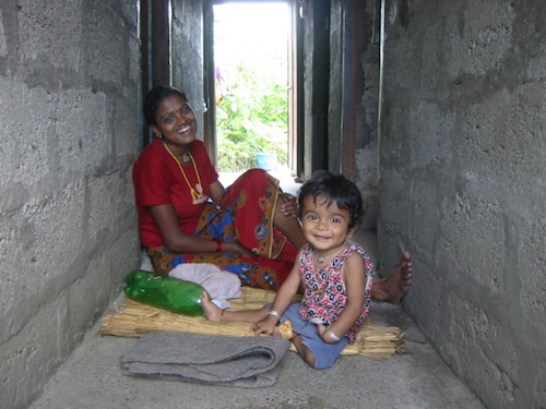 nepal finanzas mujer y niño.jpg