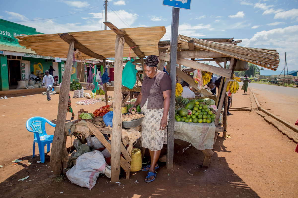 Kenia-mujer-trabajando-en-el-mercado.jpg
