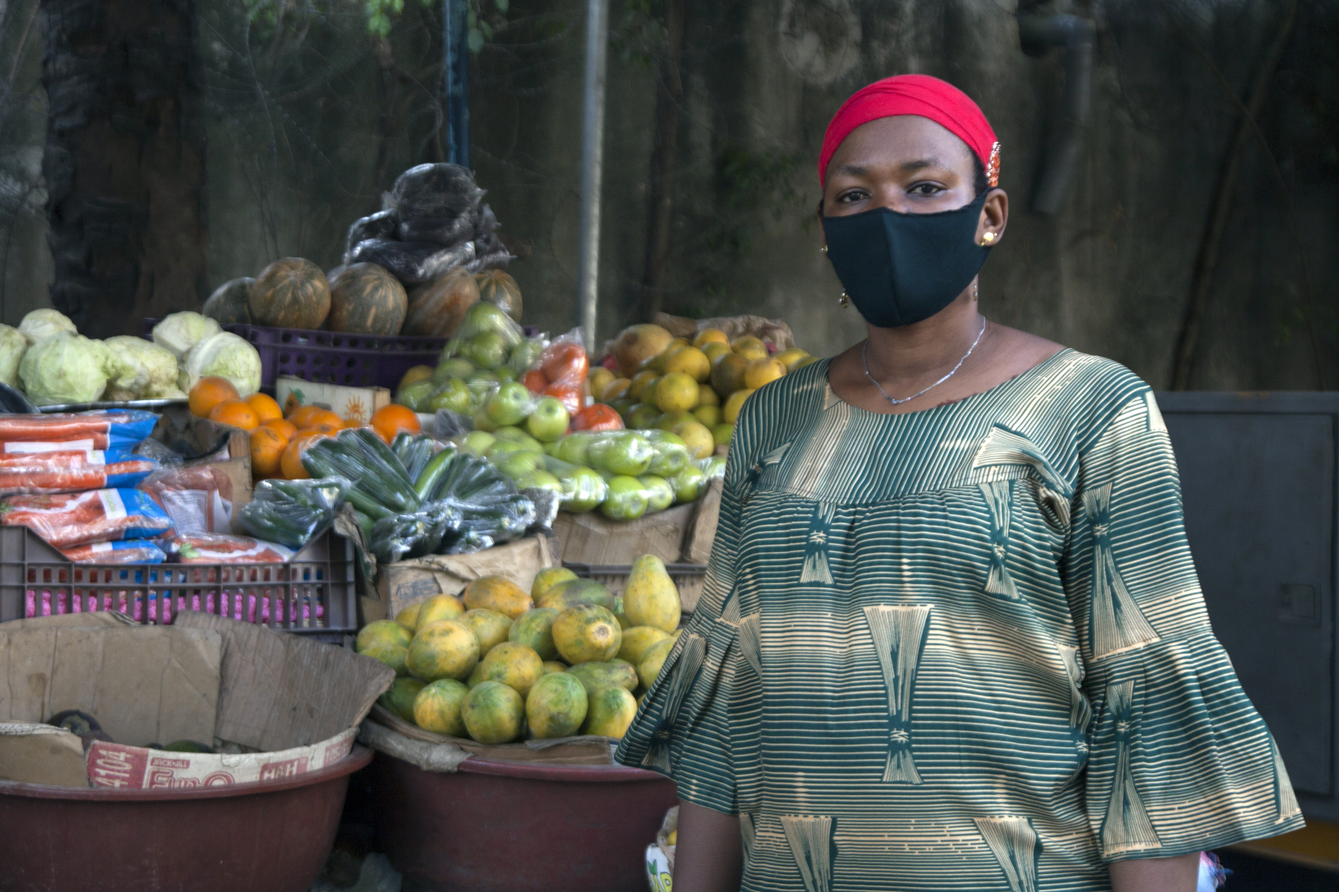Vendeur portant un masque en C'ote d'Ivoire