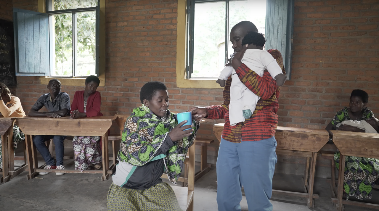 padres jóvenes y sus parejas femeninas en Ruanda sobre paternidad positiva, salud materna y neonatal, prevención de la violencia y trabajo de cuidados no remunerado a través de un plan de estudios estructurado y participativo de 15 sesiones con modelos comunitarios a seguir.