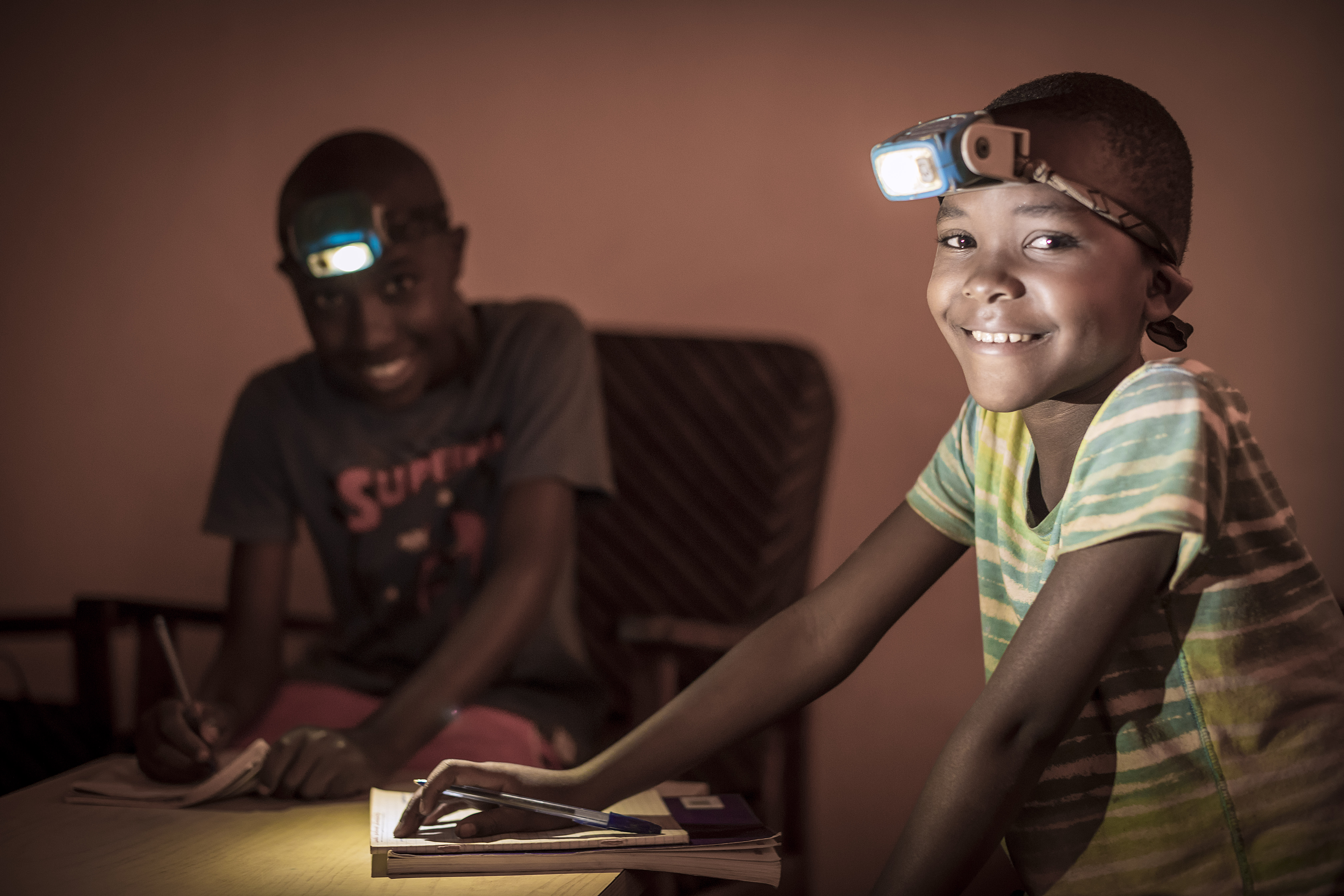 Photo d'enfants portant des lampes frontales. © 2018 Nuru Énergie