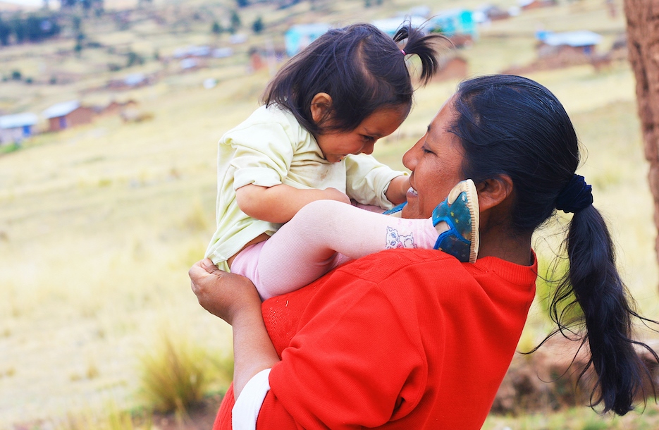 Une mère et son enfant jouant dans la campagne péruvienne. © 2023 Ruslana Lurchenko / Shutterstock.com