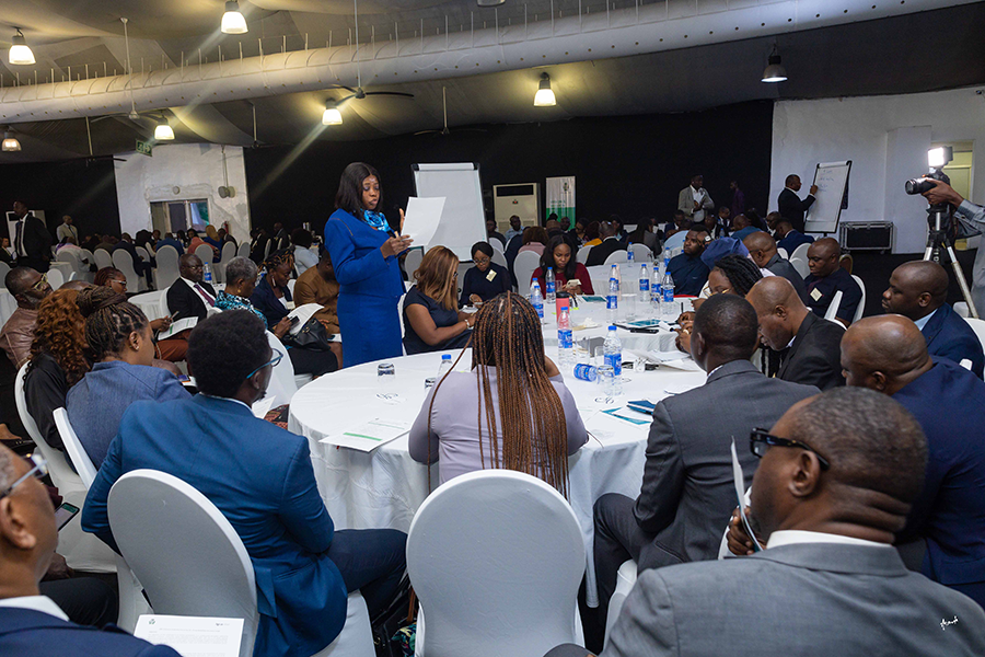 Les participants participent à des brainstormings et à des discussions collaboratives lors de la séance d'atelier de groupe de l'événement. © 2024 Atanda Creative Studios