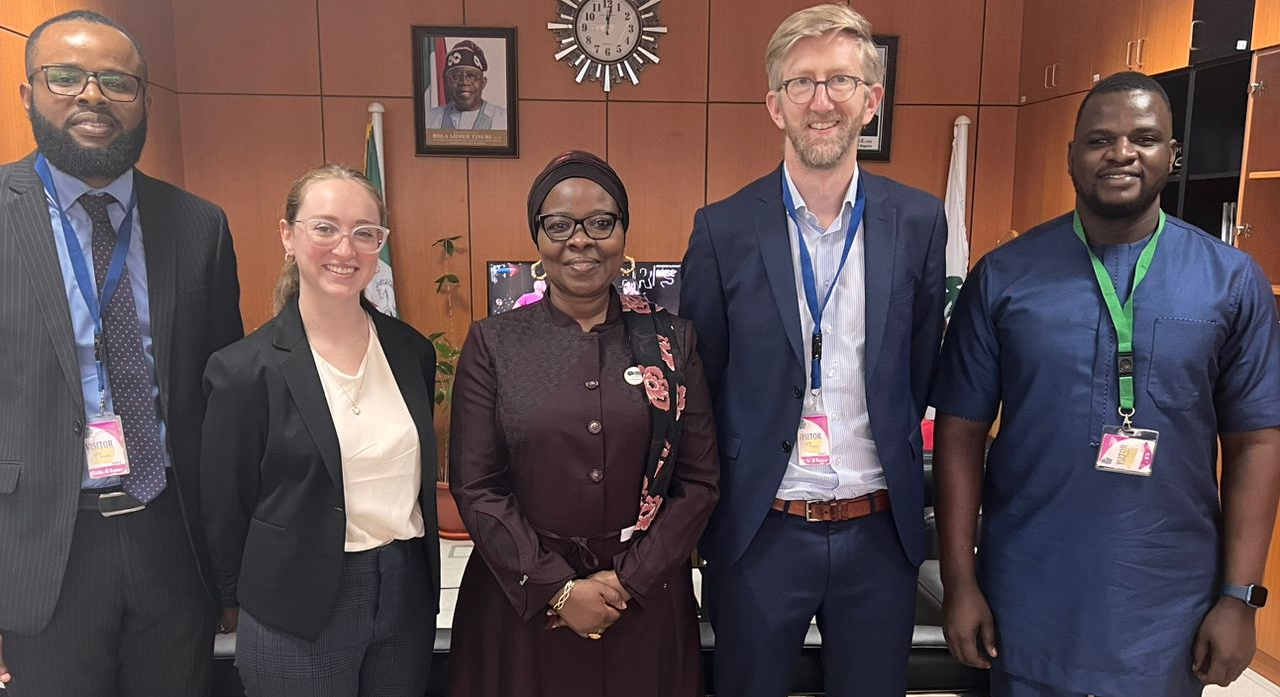 Miembros del equipo CPRI con Rashida Monguno del Banco Central de Nigeria