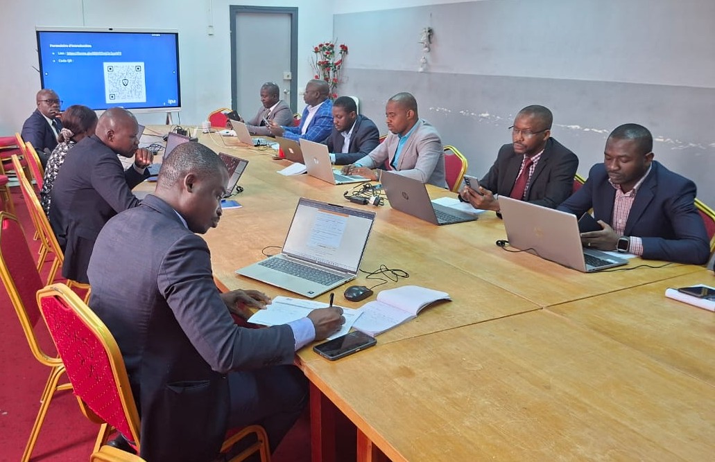 Cote d'Ivoire Ed Lab: Photo of participants at the training