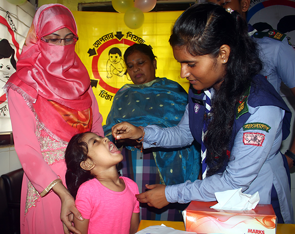 Niños en Sylhet, Bangladesh, reciben cápsulas de vitamina A en un centro de vacunación temporal. © 2018 Su Majestad Shahidul Islam / Shutterstock