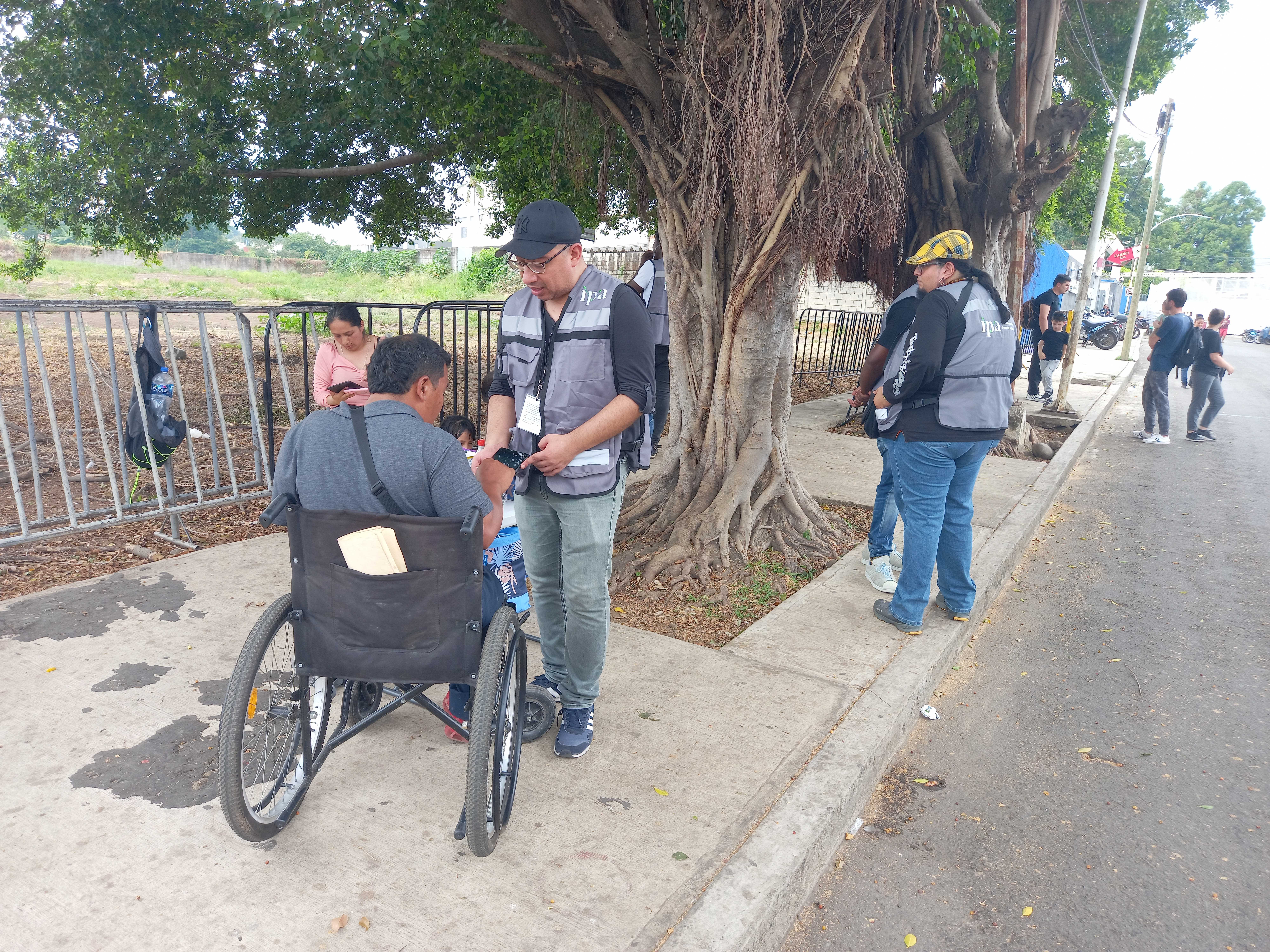 An IPA enumerator interviewing a migrant in Mexico during a survey. ©Jaime Zavala