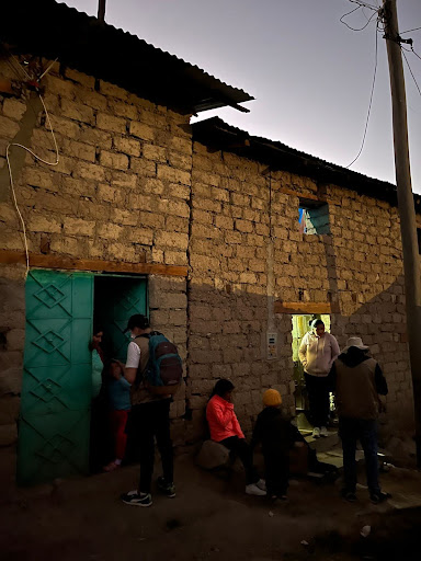 Puquio, Ayacucho, Perú; Community members participate in the survey