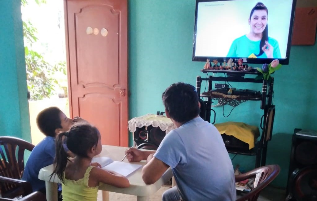 A photo of remote learning taking place via television in a household in Peru during the COVID-19 pandemic. © 2020 MINEDU-IPA-IDB