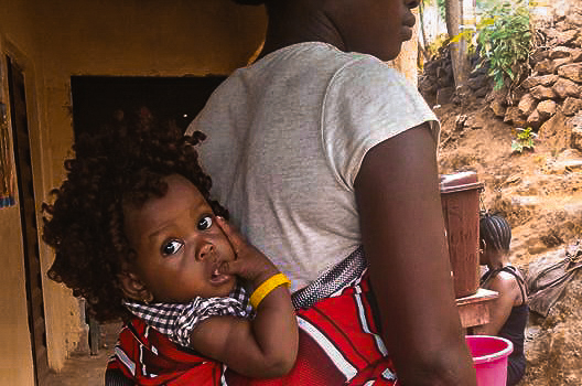 Bébé avec le bracelet