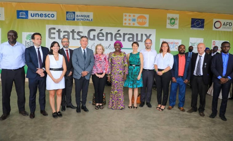 La ministra de Educación Nacional y Alfabetización, Mariatou Koné (centro), junto a la delegación del Grupo Local de Educación Socio. Otros representantes de izquierda a derecha son la UNESCO, la Embajada de Francia, AFD, UNICEF, UNESCO, la Fundación Jacobs, el Banco Mundial, AFD, AVSI e IPA.