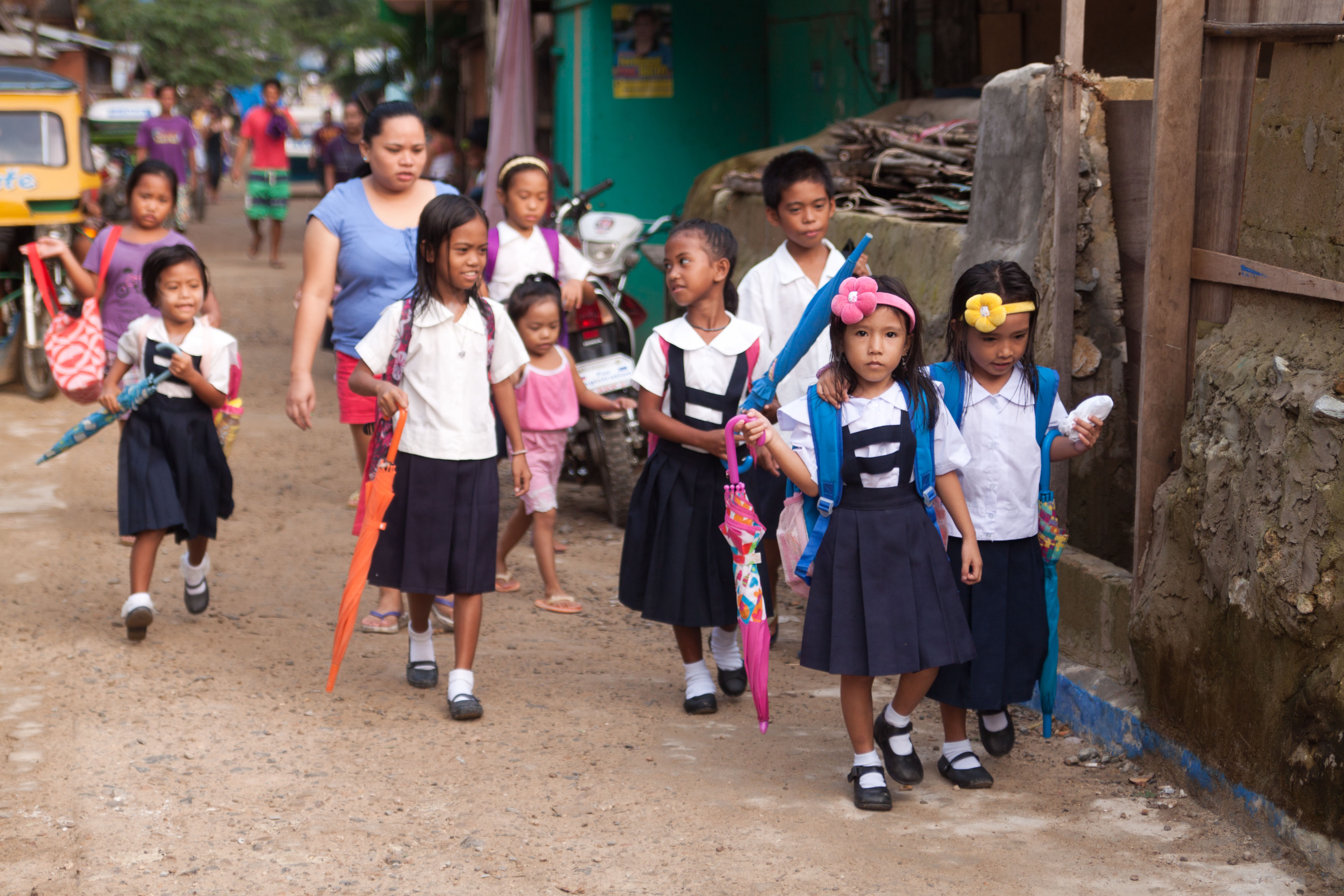 kids in Philippines going to school