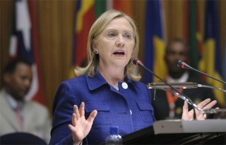 La secrétaire d'État Clinton s'adresse à l'Union africaine au siège de la Commission de l'Union africaine à Addis-Abeba, Éthiopie, le lundi 13 juin 2011.