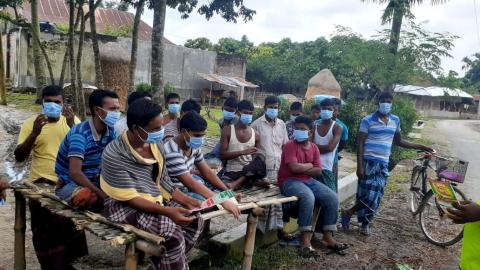 Foto de un grupo de hombres con mascarillas durante la pandemia de COVID-19 en Bangladesh