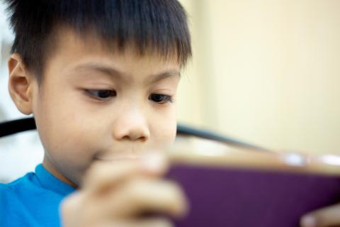 Tutorat mobile aux Philippines © Ivan Lonan / Shutterstock