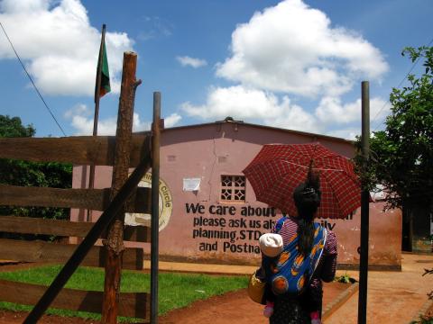 Una foto de un centro de salud rural en Zambia. © 2012 Casey Levinebeard