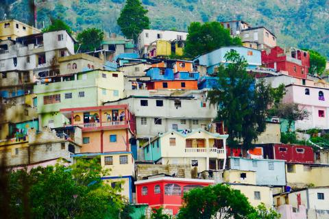 Casas construidas en las montañas a las afueras de Puerto Príncipe. © 2020 Heather Suggitt / Unsplash