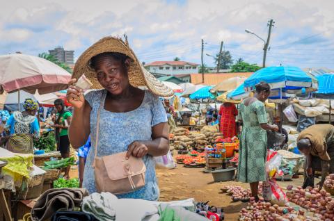 Un cliente en el mercado de Bodija, Ibadan, Nigeria.