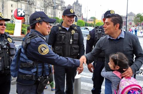 Des agents saluent les citoyens