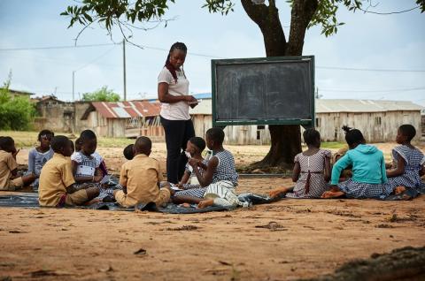 Outside classroom instruction © ABIDJAN.NET PAR TARL AFRICA