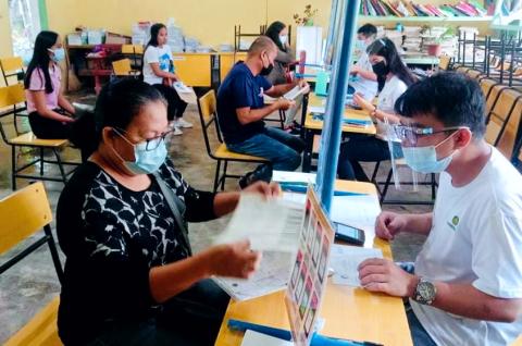 LANDBANK Sagay Branch facilitates the account opening of unbanked Philippine Identification System (PhilSys) registrants at a registration center in Sagay City, Negros Occidental on June 2, 2021.