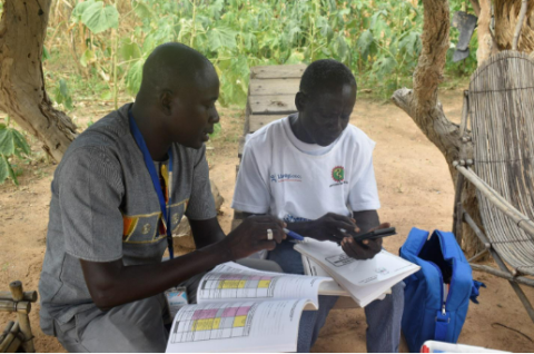 Recenseur de Living Goods avec un agent de santé communautaire dans le district sanitaire de Ziniare