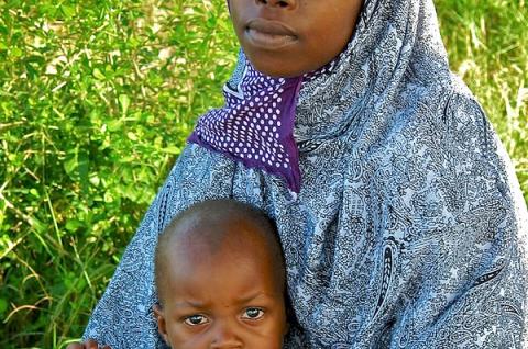 Mère et enfant à Bagayomo, Tanzanie