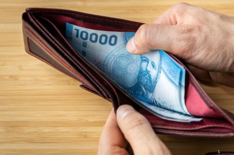 Una billetera con pesos chilenos
