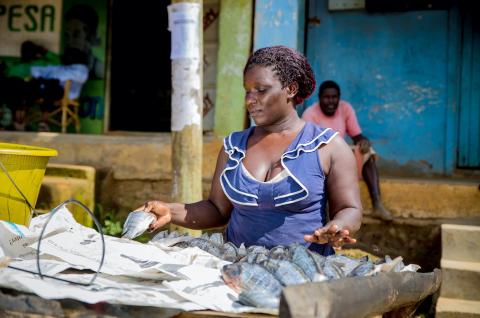 Foto: Una mujer prepara pescado en su puesto en Kenia. © 2016 IPA / Elvis Agoi