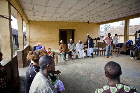 A town meeting to discuss a new project in Dodo, Kailahun District, Sierra Leone. © 2011 Glenna Gordon