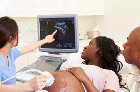 A pregnant woman with her partner during an ultrasound examination