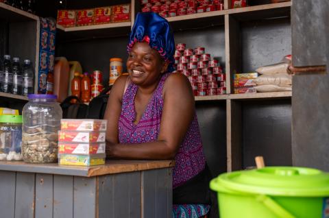 Vanesa Mukiem, réfugiée congolaise et mère célibataire de cinq enfants, dans son épicerie à Kampala. 18 octobre 2024, Kampala. Photo : Nathan Ijjo Tibaku/IRC.
