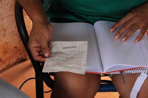 Una mujer en Paraguay presupuesta sus finanzas. © 2015 Caroline Shuster / Instituto para el Dinero, la Tecnología y la Inclusión Financiera