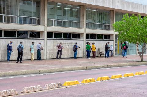 People waiting in Cartagena street to enter a bank, Bolívar Colombia. ©2020, Luz Zuluaga from Shutterstock