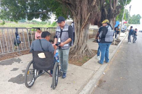 Un encuestador del IPA entrevista a un migrante en México durante una encuesta. ©Jaime Zavala