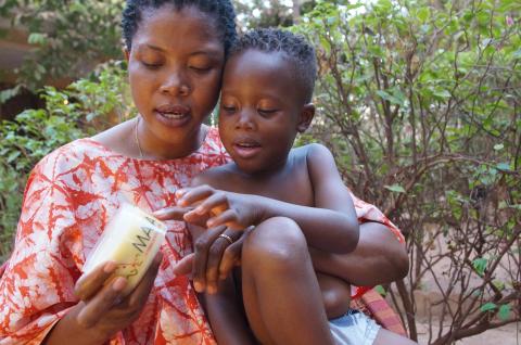 A mother and her child using the MAÏA ointment, ©MAÏA Africa SAS 