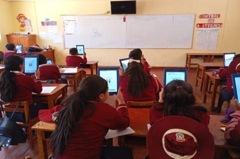 Students with the Quechua Language app. © Organization of Ibero-American States