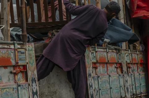 Afghan people living on the outskirts in an Afghan Basti load their belongings onto a truck as they prepare to return home, in Lahore, Pakistan, on Monday, Sep. 01, 2025. Photographer: © Asim Hafeez.