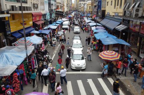 Movement of consumers in the popular shopping area of ​​Rua 25 de Março, in downtown São Paulo. © 2022 Wagner Vilas on Shutterstock