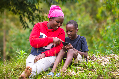 A woman and boy looking at a mobile phone. © NABU