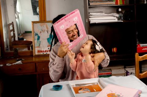 A father and daughter in Apapachar playing together. Credit: IPA