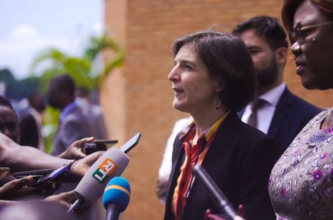 Annie Duflo interviewée à la presse.jpg