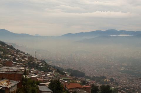 Photographie d'une ville du point de vue des montagnes au-dessus