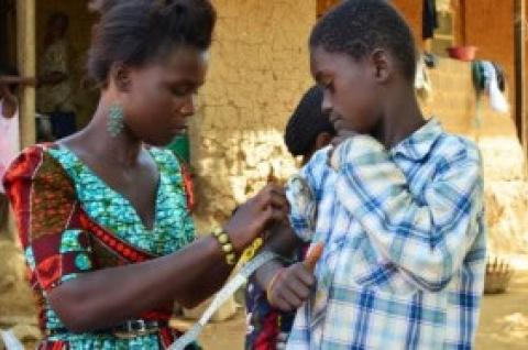 Un trabajador sanitario de Zambia administra medicamentos.